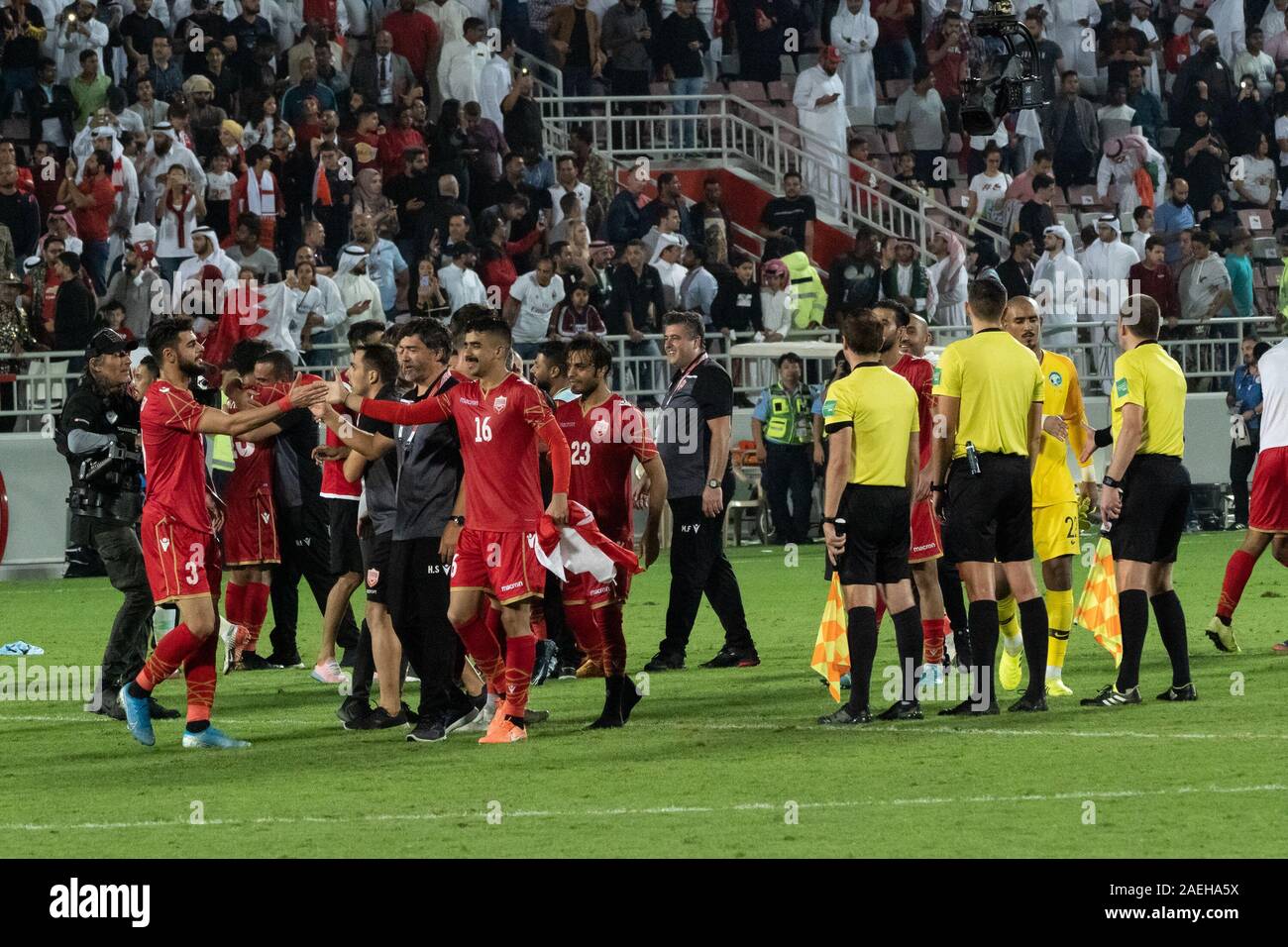 Bahrain National Football team di giocatori per celebrare la loro vittoria nel Golfo finale di coppa. Il Bahrein ha vinto il Golfo Arabico Cup titolo per la prima volta con una vittoria 1-0 sopra l'Arabia Saudita nella finale di domenica. Bahrain lo scorso ha raggiunto la finale nel 2004. I sauditi stavano cercando di sollevare il titolo per la quarta volta. Durante la competizione la fase di gruppo, Bahrain aveva perso 0-2 in Arabia Saudita. Foto Stock