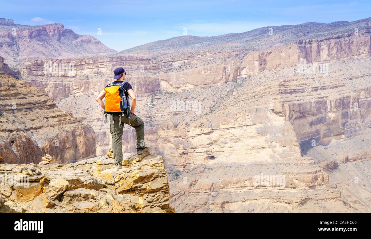 Un escursionista è godendo la vista del canyon in Jebel Shams Montagna in Oman Foto Stock