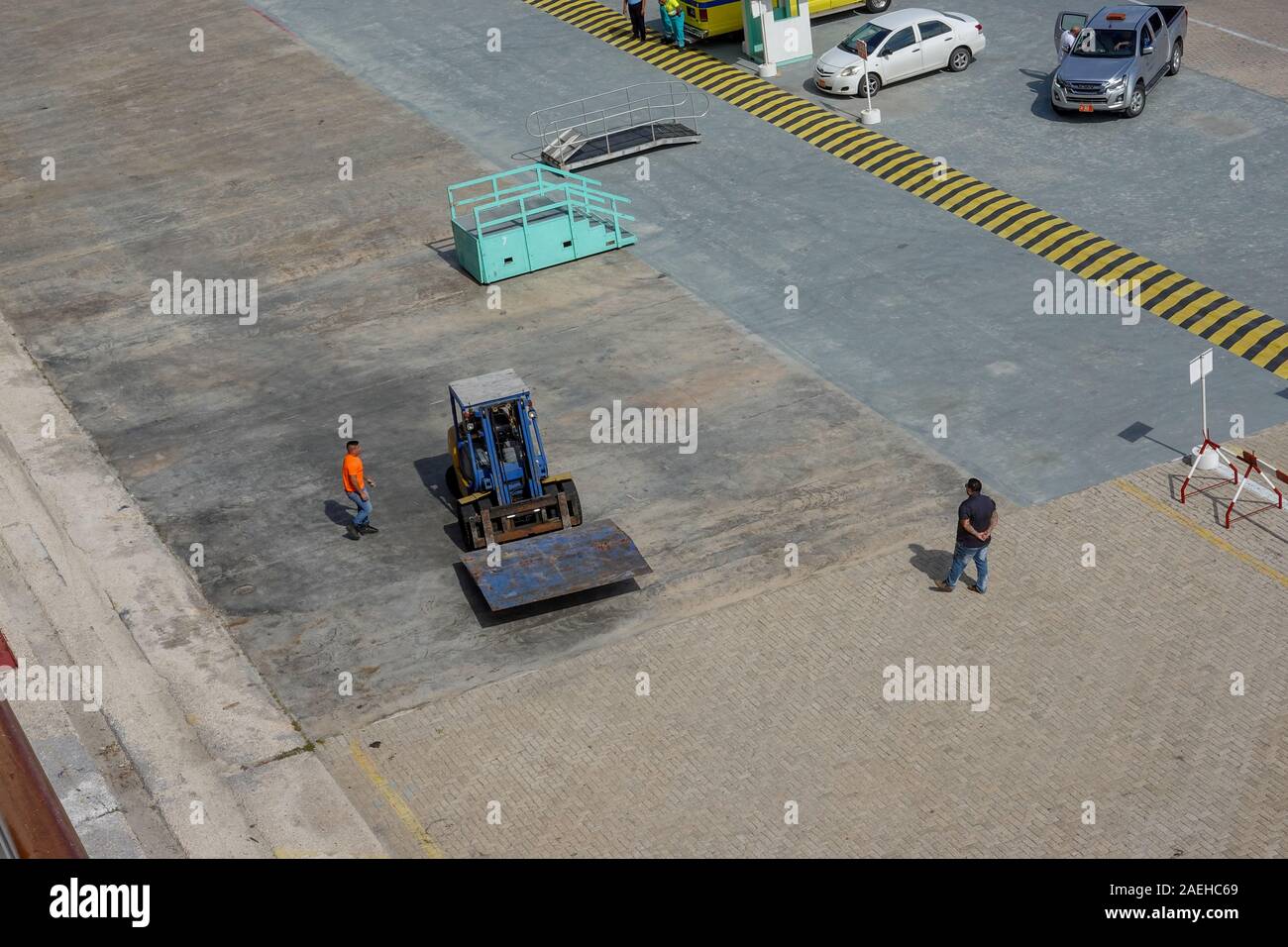 Aruba-11/4/19: porta i lavoratori portuali utilizzando un carrello elevatore a forche per la configurazione di una rampa per il trasporto di passeggeri su off la nave. Foto Stock