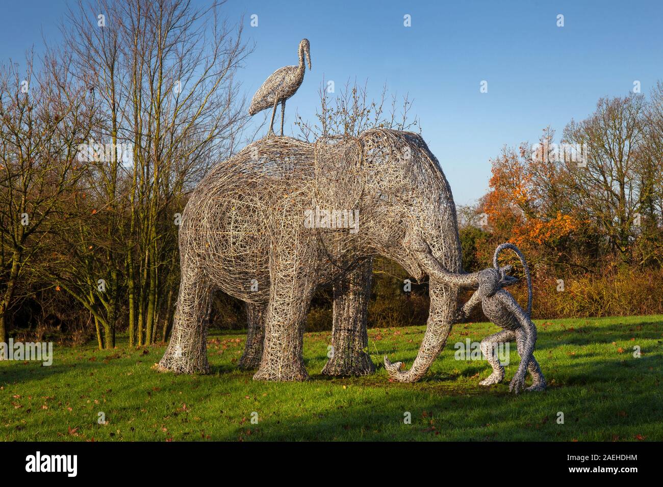 Elephant,scimmia e pelican scultura pietra miliare sulla rotonda a Milton Keynes per contrassegnare sito di Oxford Zoo,Kidlington,Oxford, Inghilterra Foto Stock