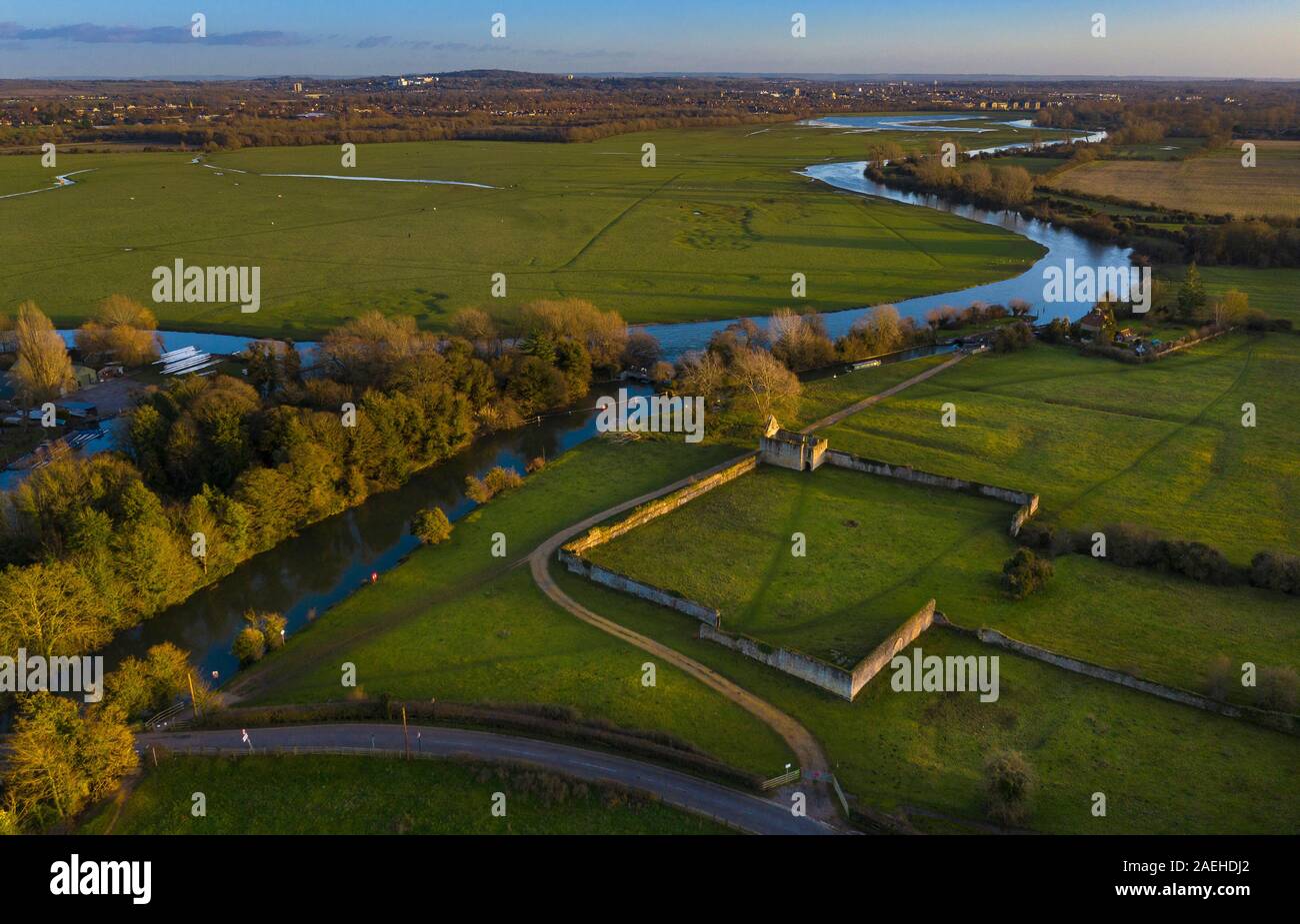 Godstow abbazia e Monastero con il fiume Tamigi e porta prato, Oxford, Inghilterra posizione utilizzata in Philip Pullman materiali scuri libri Foto Stock