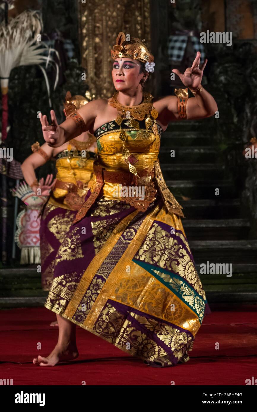 Il tradizionale design Balinese Janger prestazioni sotto le stelle in Ubud, Bali Foto Stock