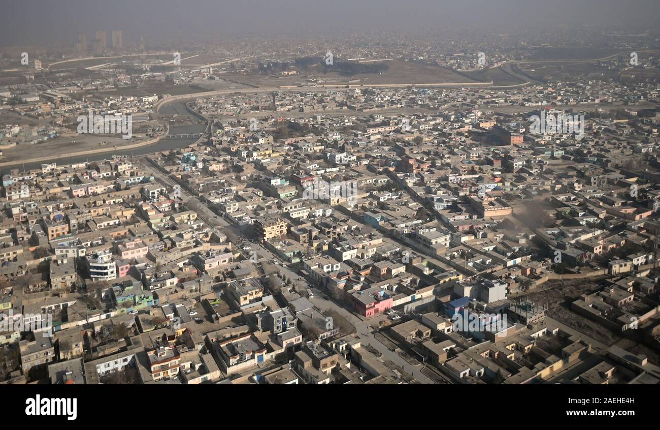 A Kabul, Afghanistan. 03 Dic, 2019. Vista dell'Afghanistan del capitale Kabul con il fiume dello stesso nome. Credito: Britta Pedersen/dpa-Zentralbild/ZB/dpa/Alamy Live News Foto Stock