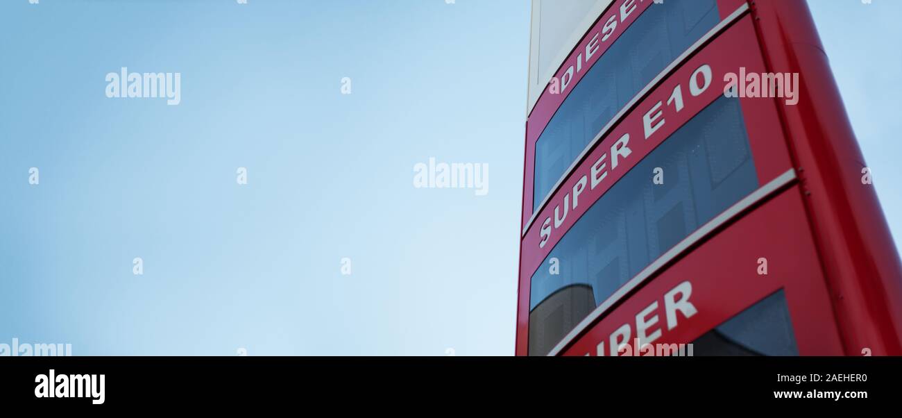Spento stazioni gas listino prezzi contro un cielo blu, e-mobility, crisi di approvvigionamento, i prezzi della benzina a unità di combustione Foto Stock
