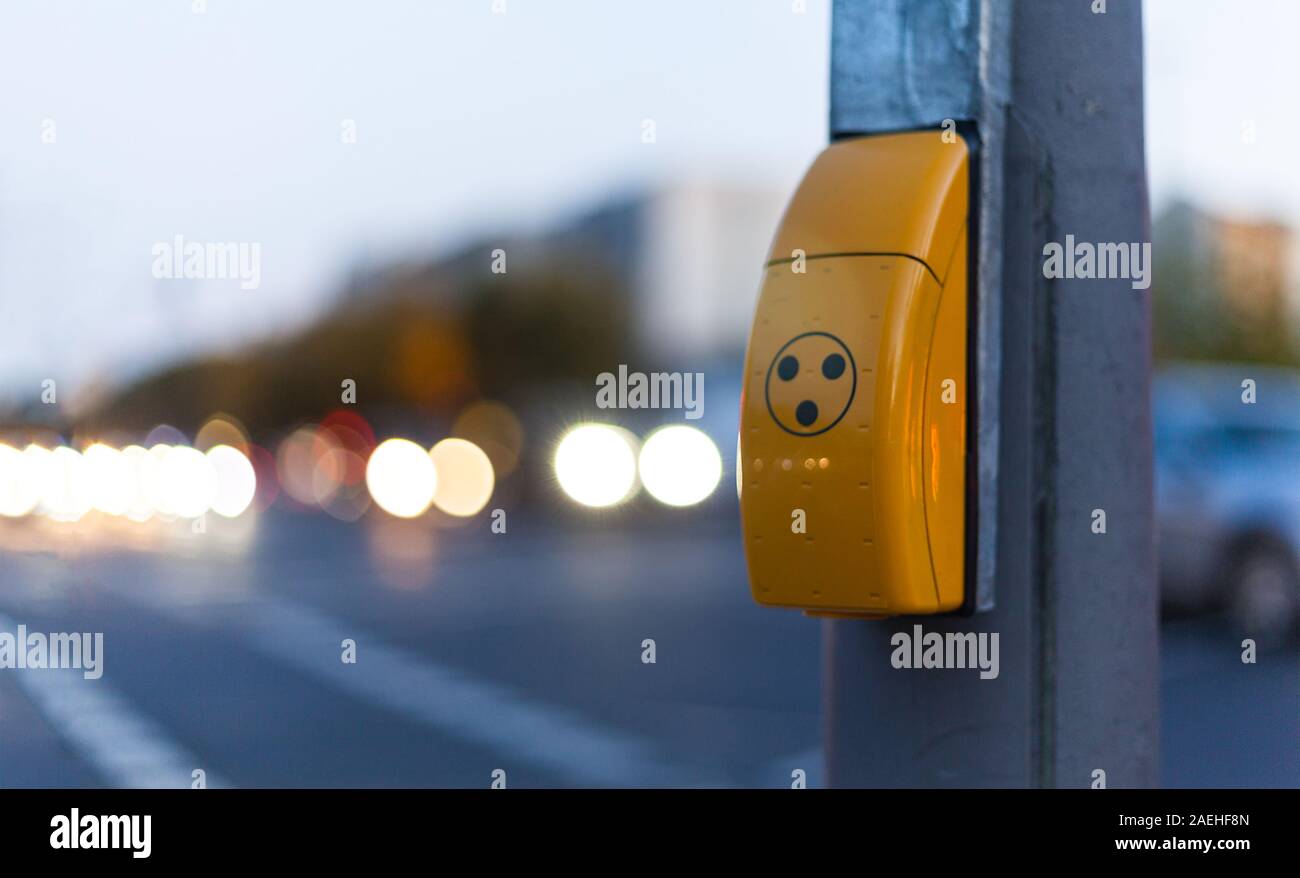 Traffico interruttore luce per attraversamento pedonale e sfocate luci auto a Berlino Foto Stock