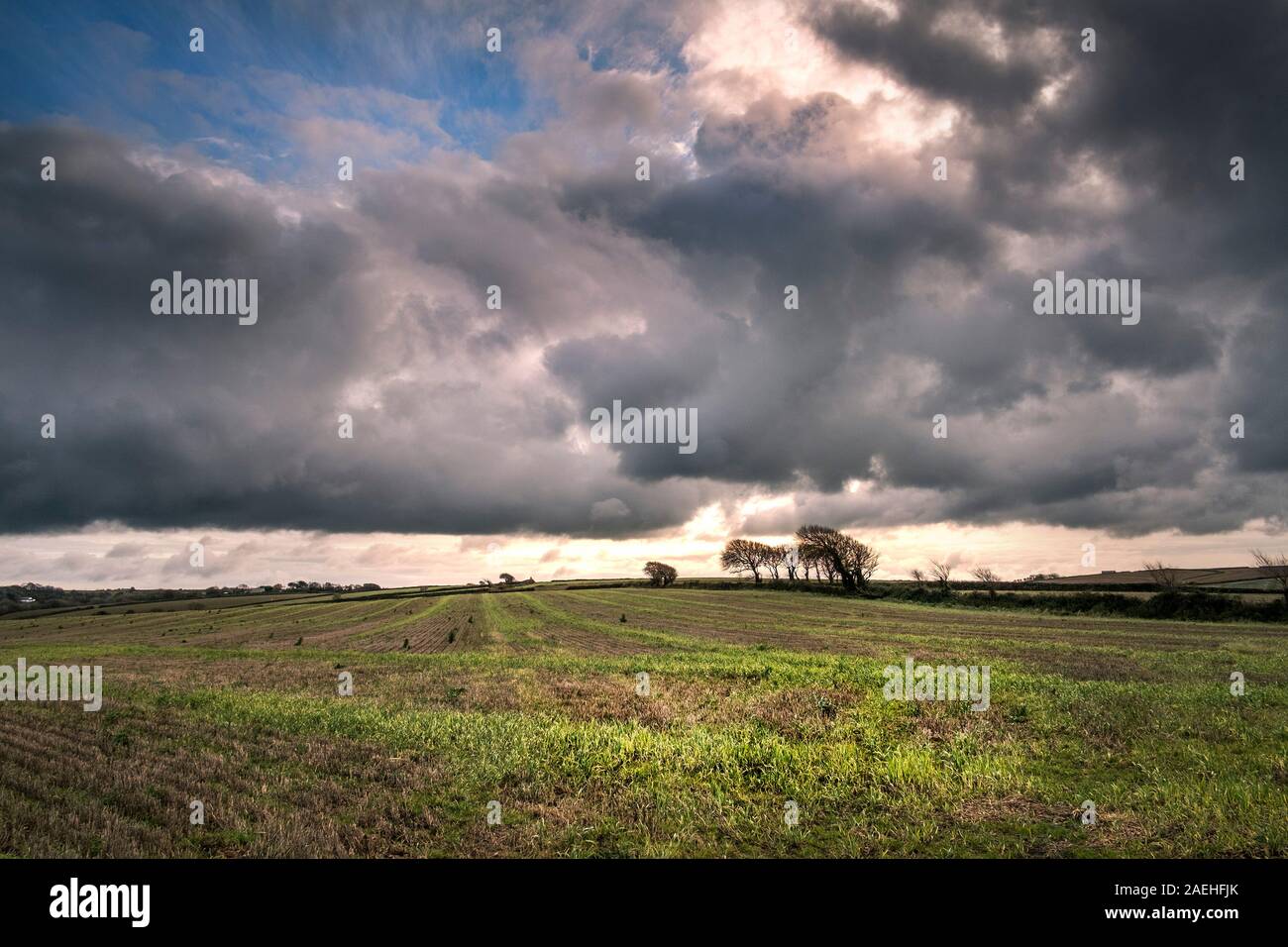 Pesante copertura nuvolosa su terreni agricoli in Cornovaglia. Foto Stock
