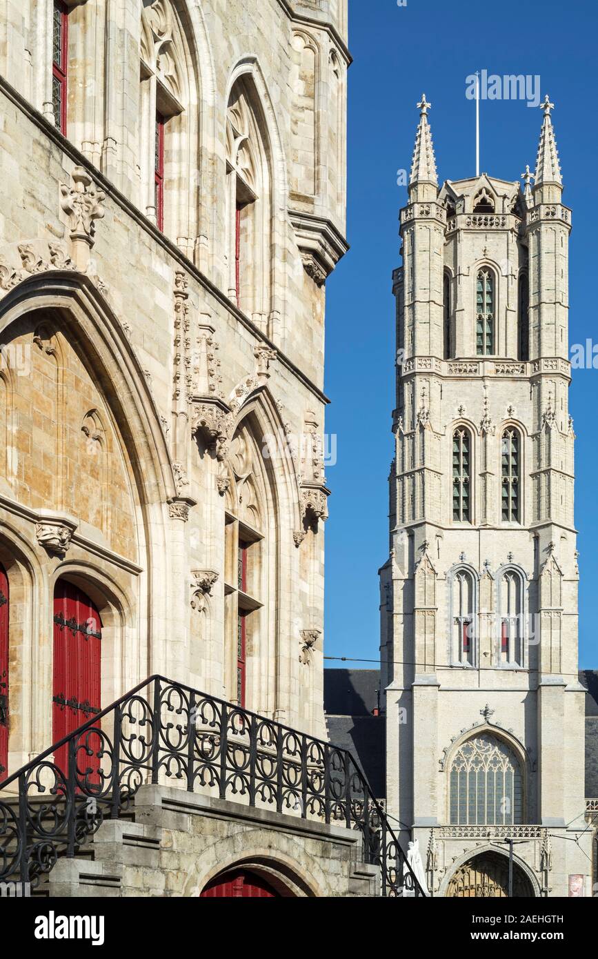 Ingresso alla Torre Campanaria e la torre della cattedrale di San Bavone / Sint-Baafs cattedrale / Sint Baafskathedraal nella città di Gand, Fiandre Orientali, Belgio Foto Stock