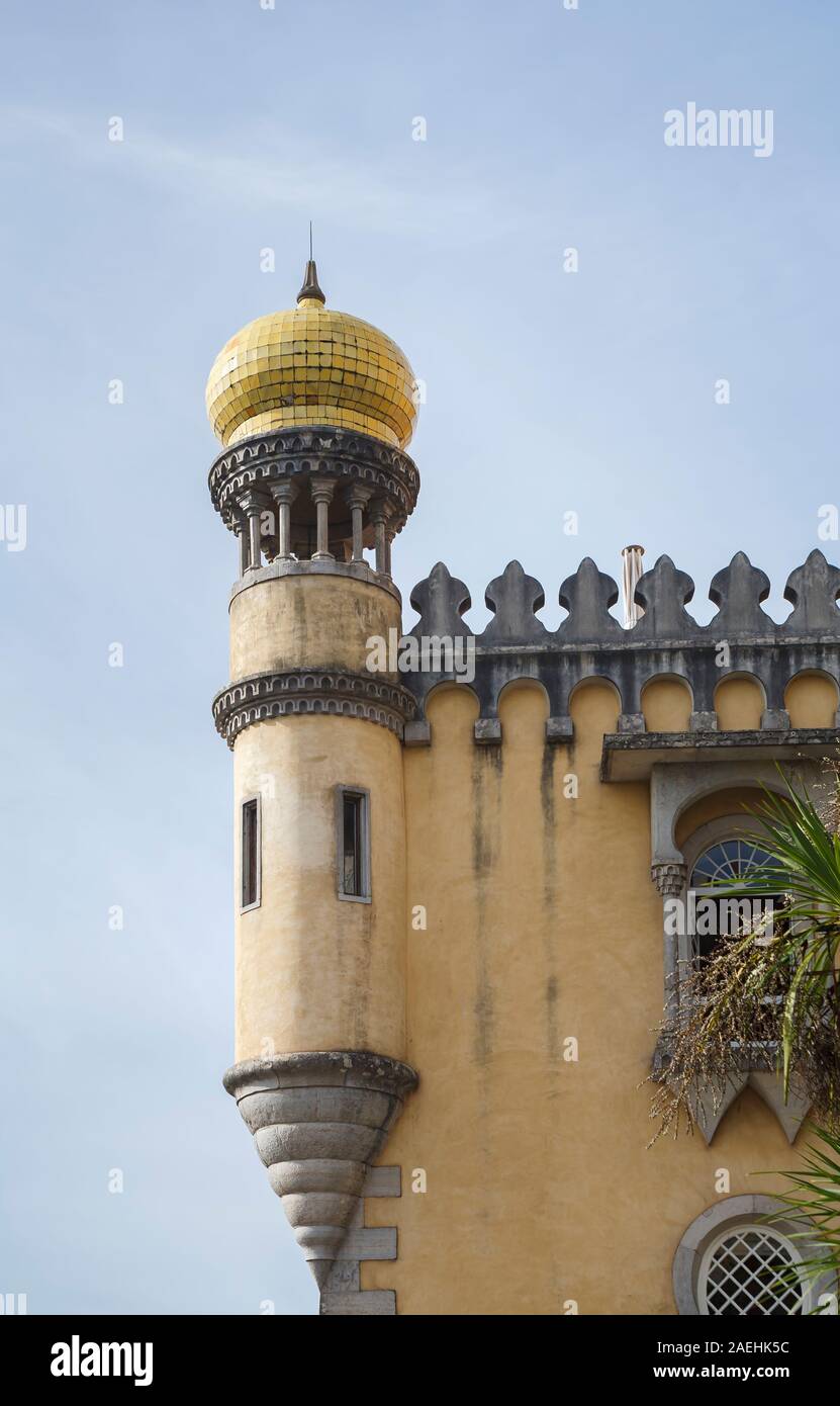 Vista di una cupola dorata angolo rotondo torretta gli ornati Pena Palace, nei monti sopra Sintra, nella regione di Lisbona, Portogallo Foto Stock