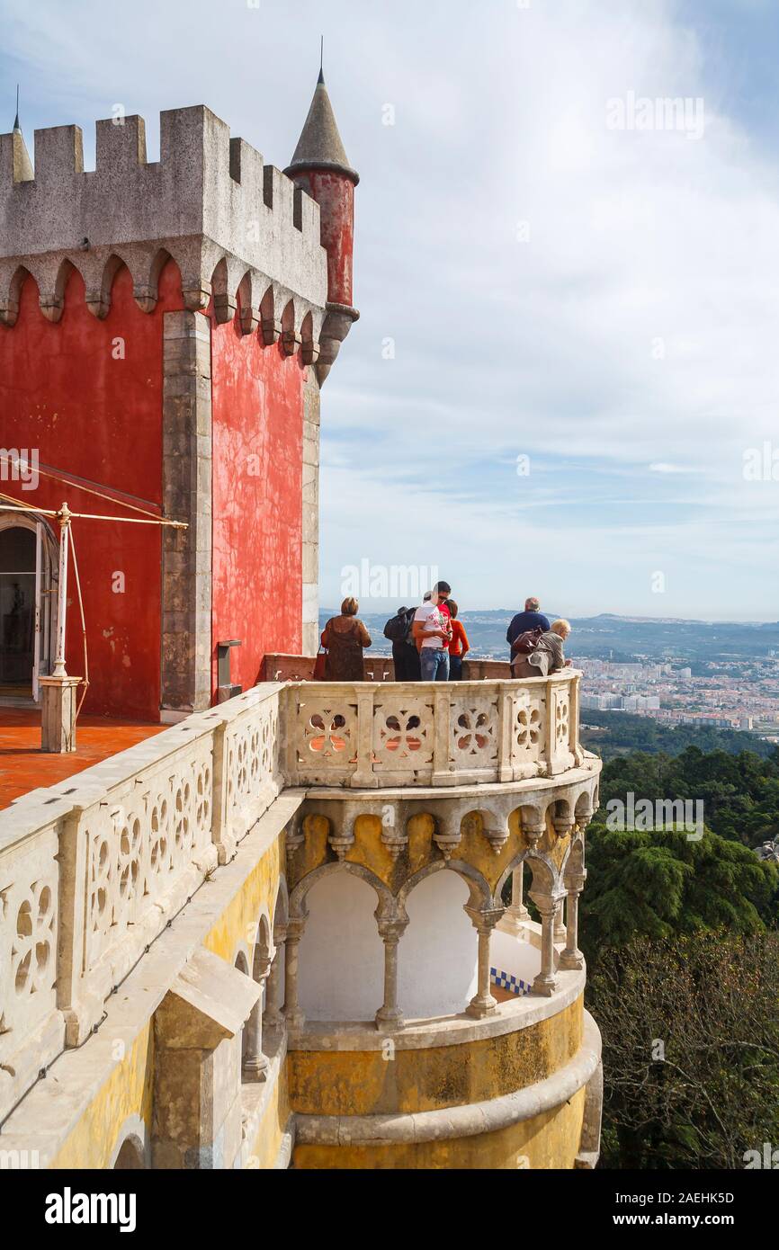 Vista di un angolo arrotondato torretta gli ornati Pena Palace, nei monti sopra Sintra, nella regione di Lisbona, Portogallo Foto Stock