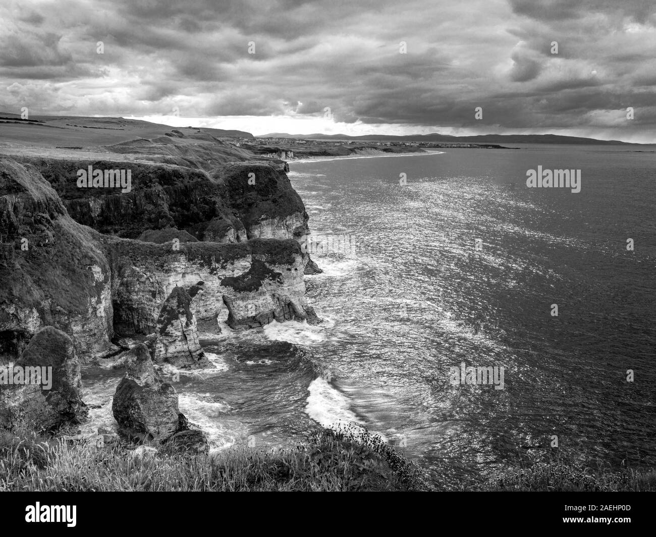 Vista panoramica di scogliere e spiaggia sulla Causeway percorso costiero, Northern Ireland, Irlanda Foto Stock