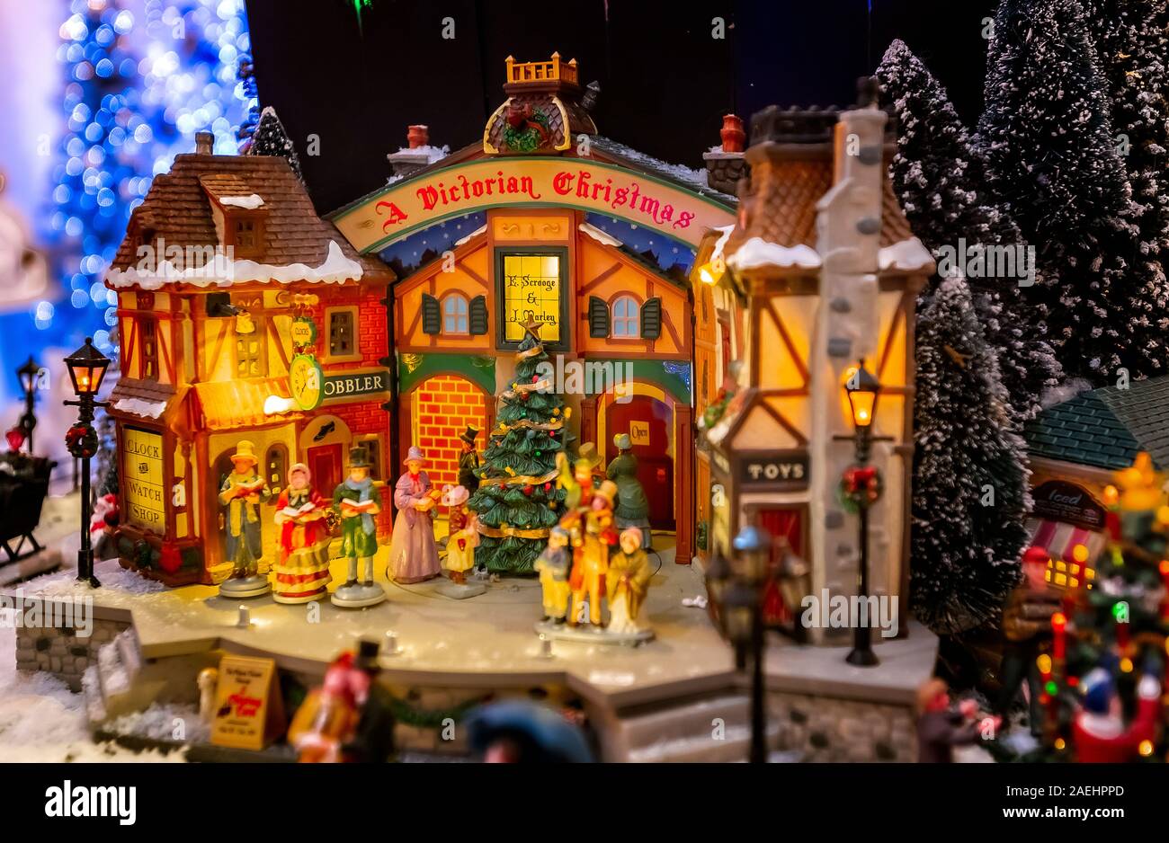 Decorazione di natale - rappresentazioni di paesi con soggetti di Natale e  giochi di Natale Foto stock - Alamy