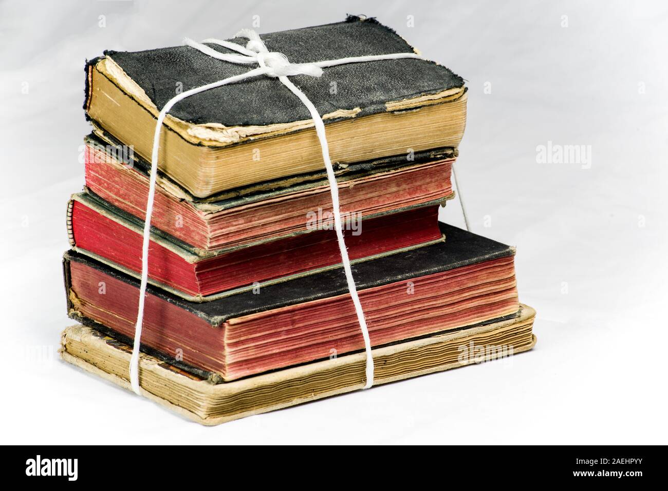 Pila di vecchi libri legato con una corda Foto Stock