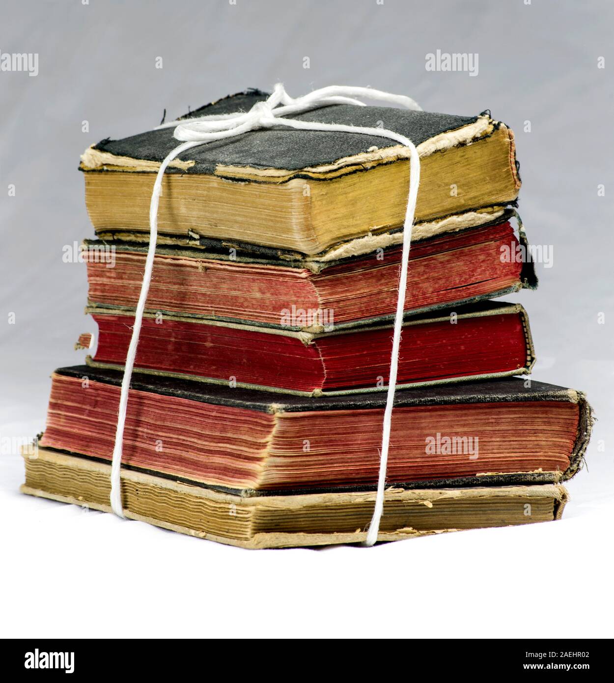 Pila di vecchi libri legato con una corda Foto Stock