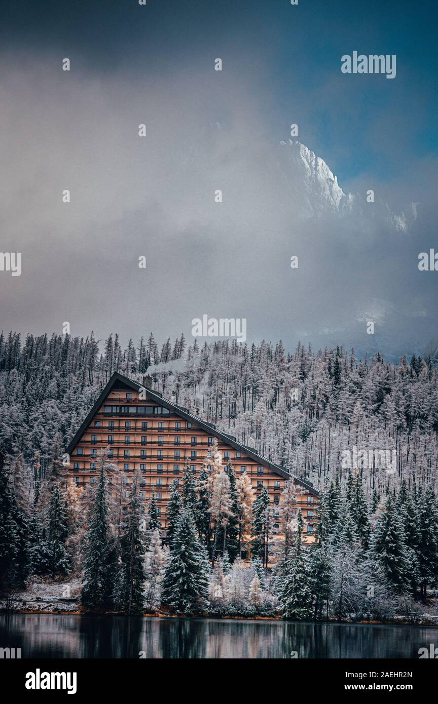 Hotel presso il villaggio di Strbske Pleso, il famoso lago in Slovacchia. Alti Tatra. Natura invernale. Foto Stock