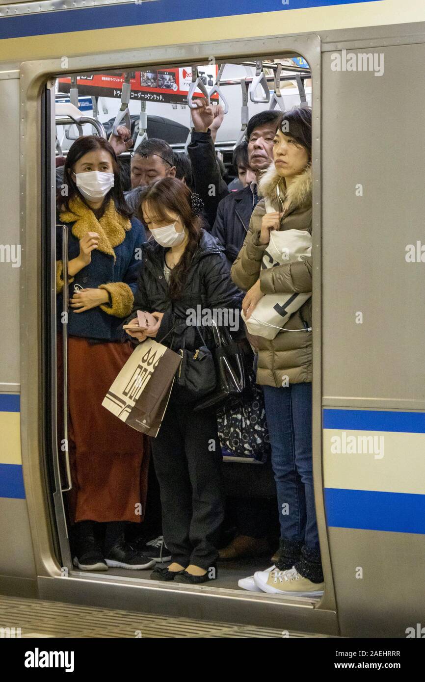 Pendolari sul treno della metropolitana,la stazione di Tokyo, Giappone Foto Stock