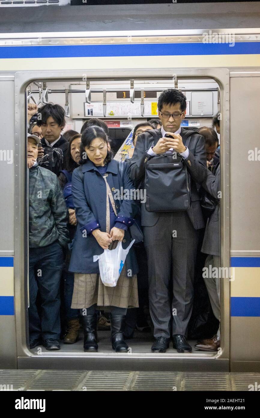 Pendolari sul treno della metropolitana,la stazione di Tokyo, Giappone Foto Stock