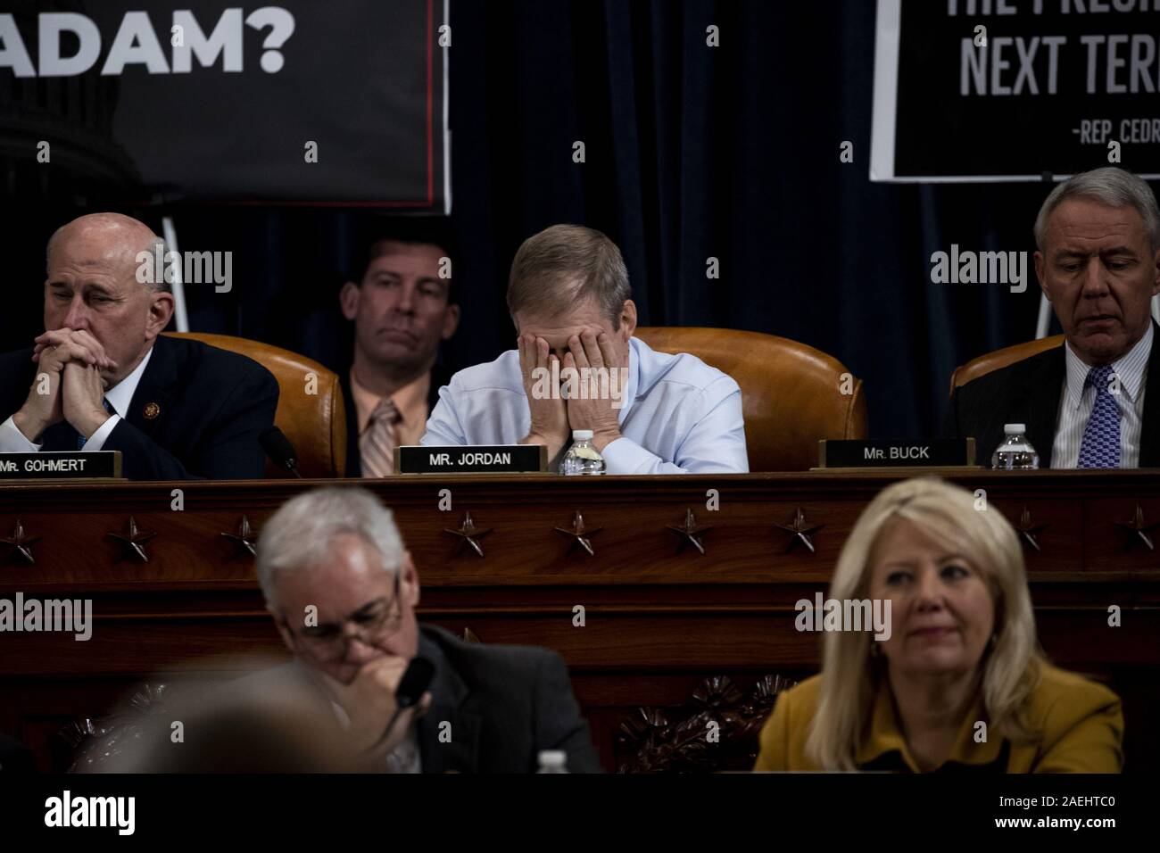 Washington, Distretto di Columbia, Stati Uniti d'America. Il 9 dicembre, 2019. Rappresentante degli Stati Uniti Jim Jordan (repubblicano di Ohio), centro mette il suo volto nelle sue mani durante una pubblica inchiesta di impeachment audizione con la casa Comitato Giudiziario sul Campidoglio di Washington, DC, il 9 dicembre 2019. A sinistra è il rappresentante statunitense Louie Gohmert (rappresentante del Texas) e a destra è il rappresentante statunitense Ken Buck (Repubblicano del Colorado).Credit: Anna Moneymaker/Piscina via CNP Credito: Anna Moneymaker/CNP/ZUMA filo/Alamy Live News Foto Stock