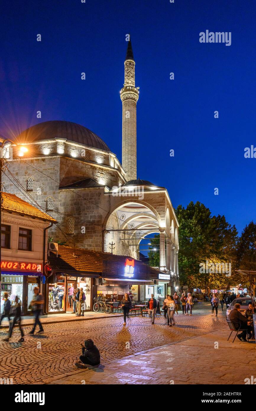 Il Sinan Pasha moschea di notte nella città vecchia di Prizren, Kosovo, centrale Balcani. Foto Stock