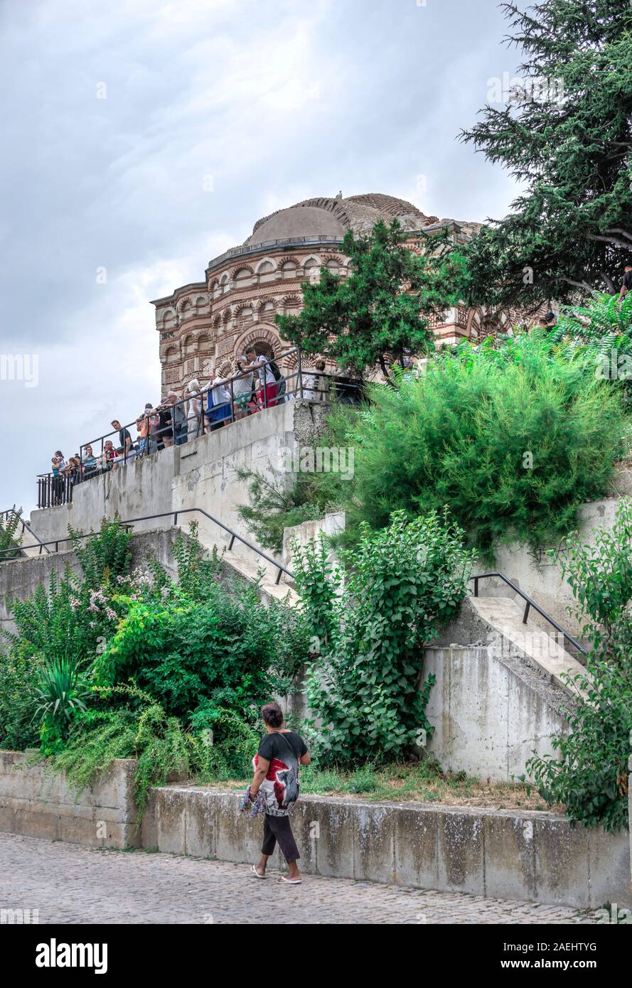 Nessebar, Bulgaria - 07.10.2019. I turisti che visitano le attrazioni della città vecchia di Nessebar, Bulgaria Foto Stock