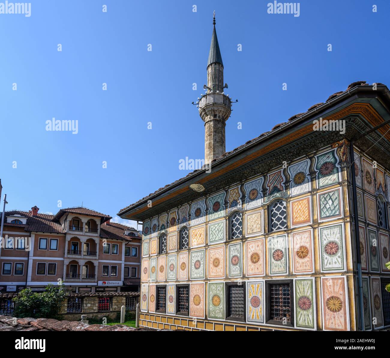 La Moschea Šarena o decorato/moschea dipinta originariamente costruito nel 1438 e ri-costruito nel 1833, nel centro di Tetovo nel nord della Macedonia. Foto Stock