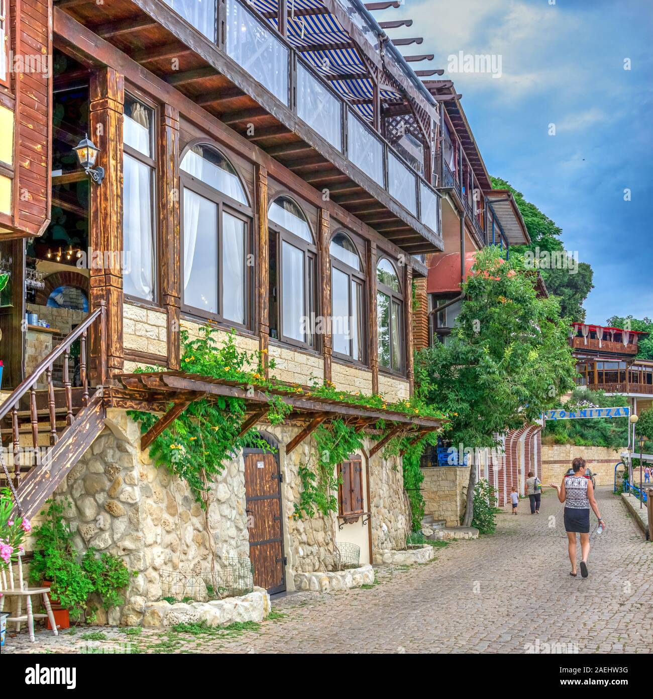 Nessebar, Bulgaria - 07.10.2019. Bar e ristoranti sul lungomare della città vecchia di Nessebar, Bulgaria Foto Stock