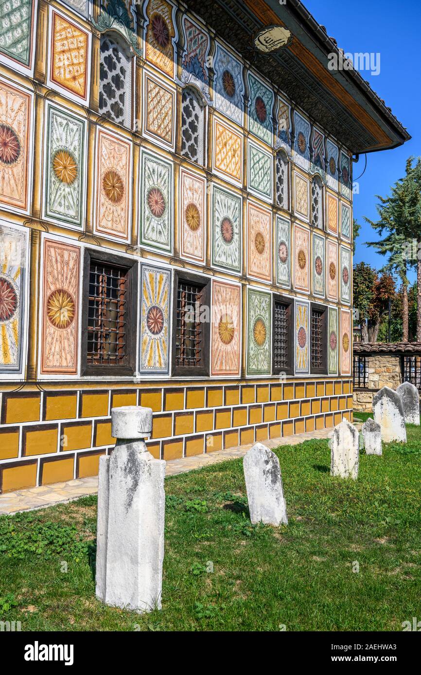 Ottoman lapidi nella motivazione della moschea Šarena o decorato/moschea dipinta originariamente costruito nel 1438 e ri-costruito nel 1833, nel centro di Teto Foto Stock
