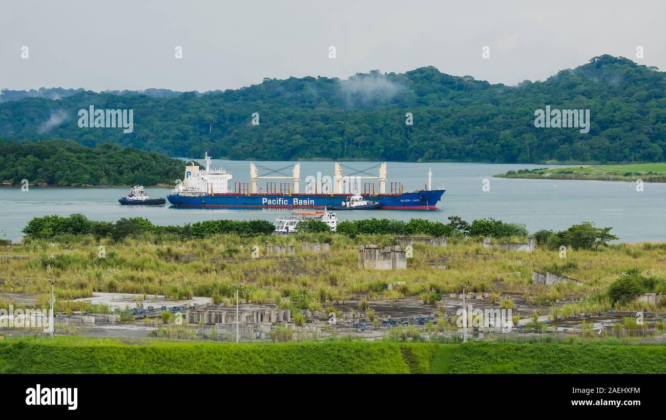 Portarinfuse nave Bacino del Pacifico nel Lago di Gatun essendo la manovra da rimorchiatori, in attesa di entrare le serrature Gatun Foto Stock