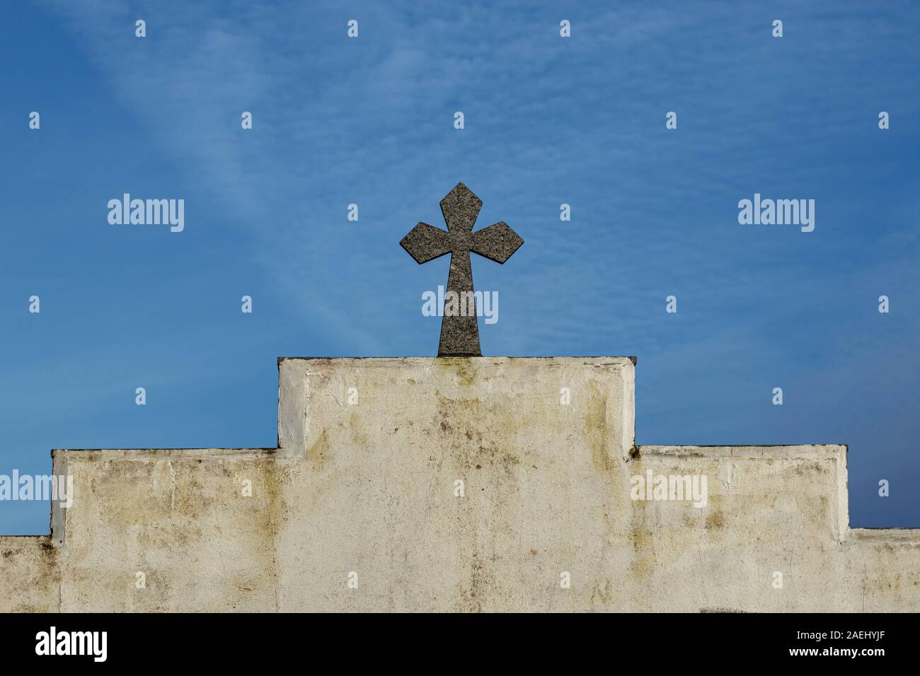 Coruna / Spagna - 08 dicembre 2019: Grigio croce di pietra sulla sommità di un muro del cimitero A Coruna Spagna Foto Stock