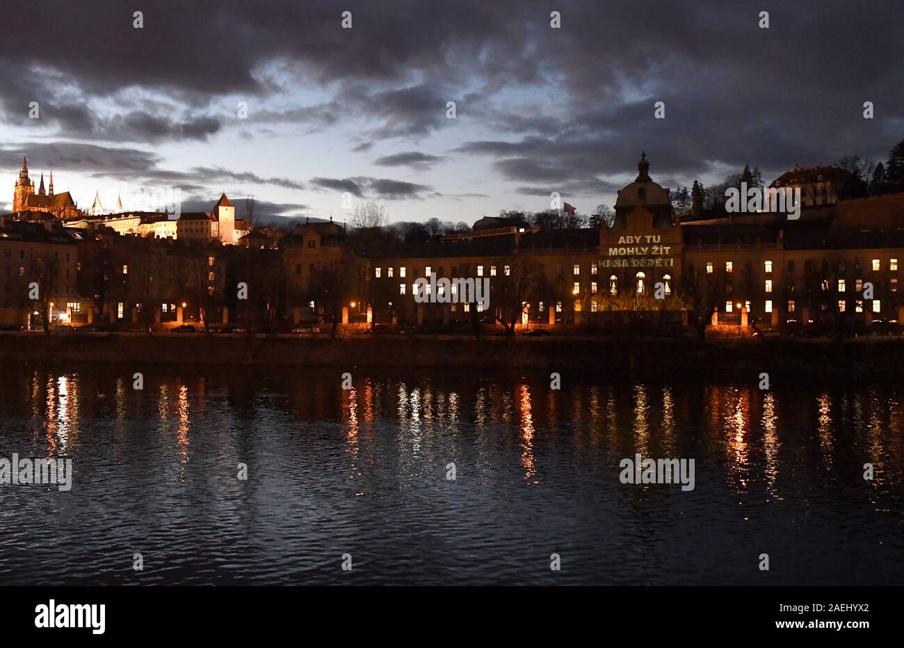 Praga, Repubblica Ceca. 09Dec, 2019. Gli attivisti di Greenpeace proiettato un messaggio per il primo ministro Andrej Babis (ANO) sul palazzo del governo il 9 dicembre 2019, a Praga, Repubblica Ceca, chiede alla Repubblica ceca di adottare un piano per raggiungere la neutralità climatica entro il 2050. Credito: Michal Krumphanzl/CTK foto/Alamy Live News Foto Stock