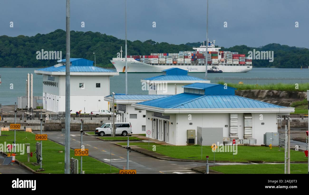 Edifici di nuove serrature Agua Clara con contenitore nave (Safmarine Nokwanda) nel Lago di Gatun in attesa di entrare l'Agua Clara come sfondo Foto Stock