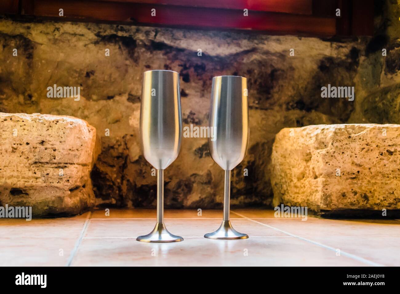 Bicchieri di champagne in alluminio, per brindare in un luogo romantico Foto Stock