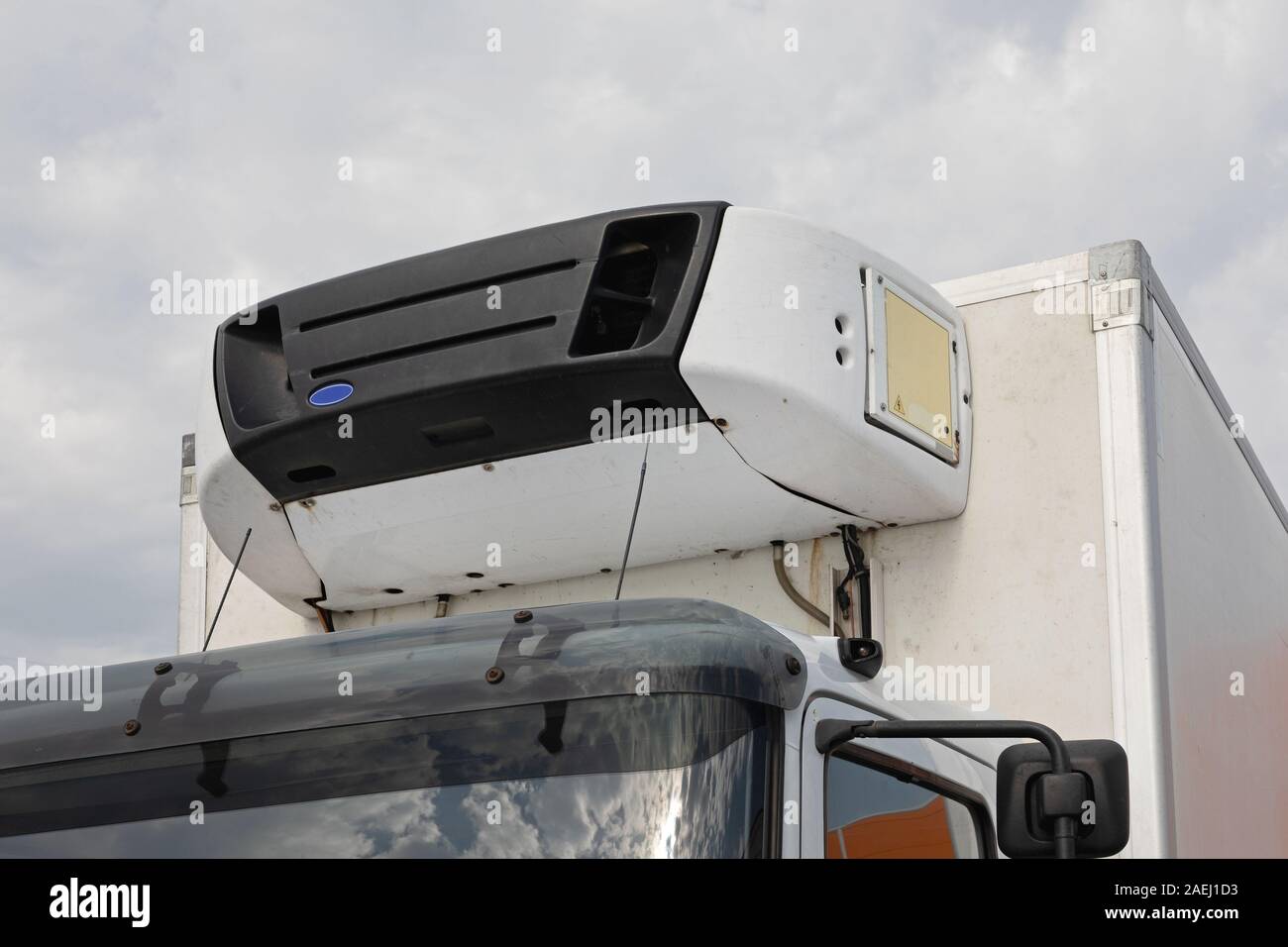 Il gruppo di raffreddamento sulla parte superiore del Camion Frigo cabina Foto Stock