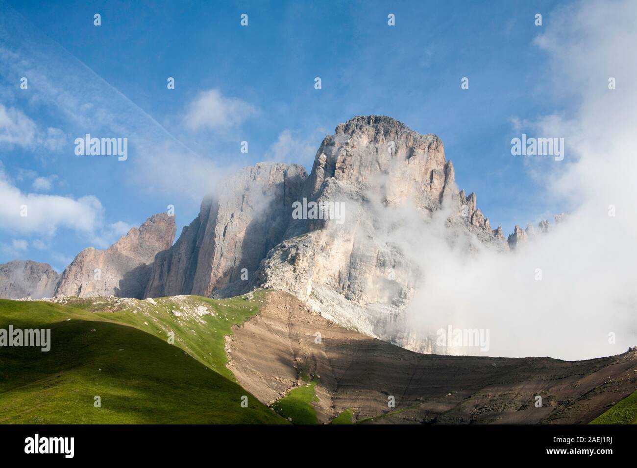 La nebbia che turbinano intorno le scogliere del Sassolungo visto da Friedrich August Weg Selva di Val Gardena Dolomiti Alto Adige Italia Foto Stock