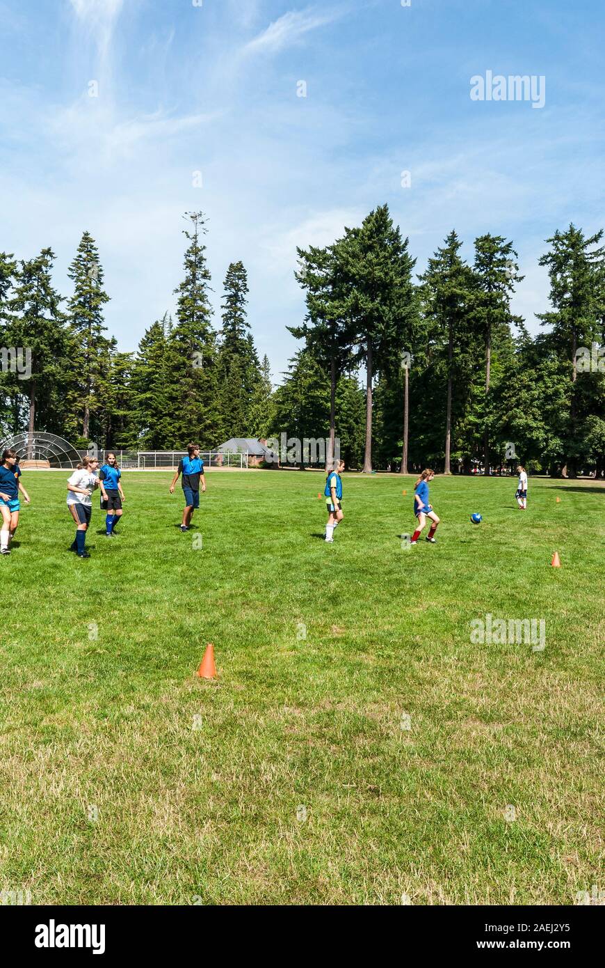 I bambini a giocare sul campo di calcio in Lincoln Park nella zona ovest di Seattle, Washington. Foto Stock