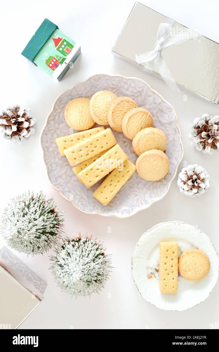 Tradizionali biscotti shortbread Scozzesi e presenta in una impostazione di Natale. Foto Stock