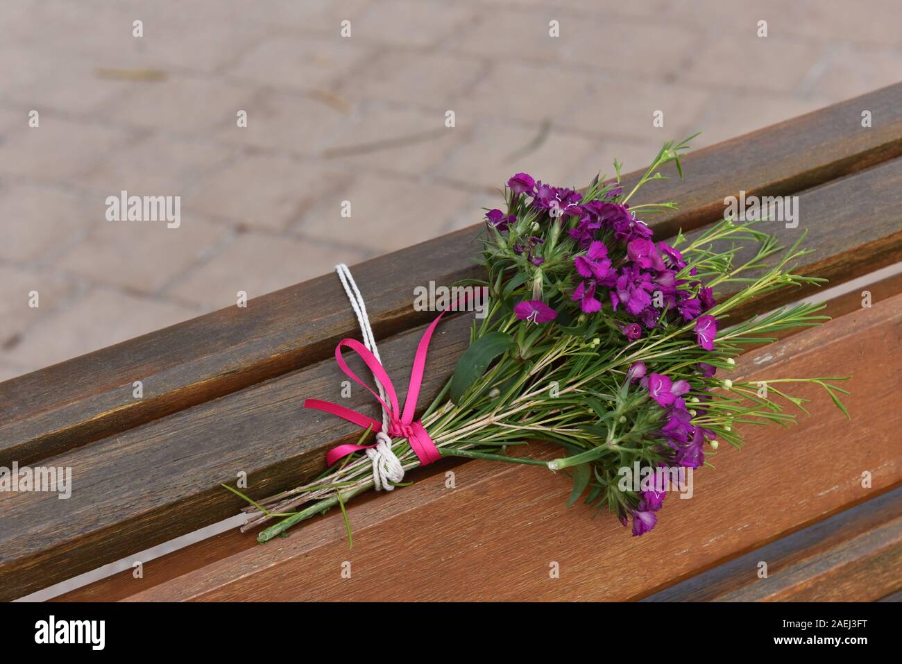 Il lutto, bouquet sinistra sul banco di lavoro Foto Stock