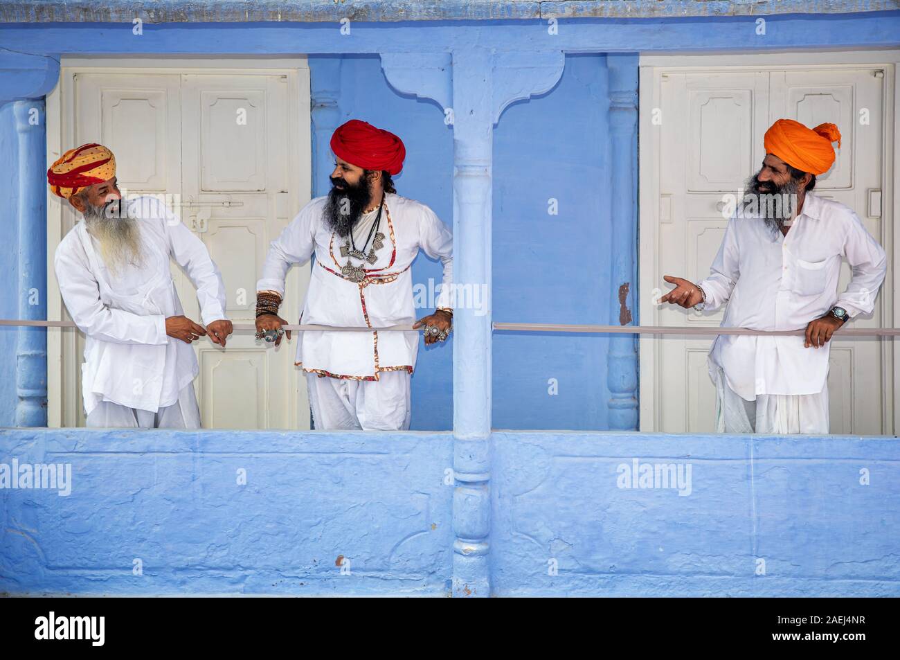 Tre uomini avente un talk, Jodhpur, Rajasthan, India Foto Stock