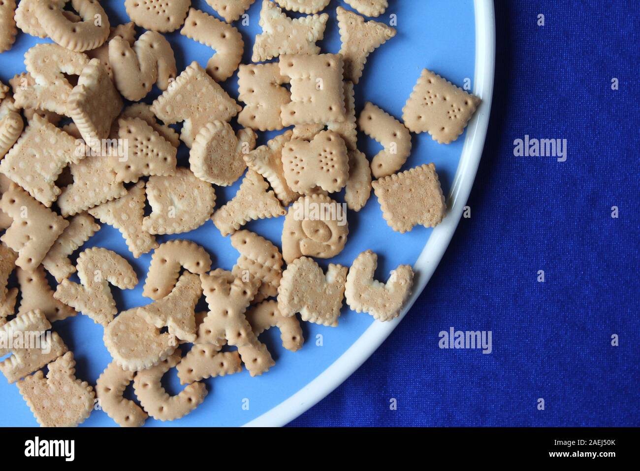 Una piastra di blu pieno di 'lettera' cookie, un tradizionale trattamento associato con la festa di San Nicola (Sinterklaas) in Belgio e in Olanda. Classi Foto Stock