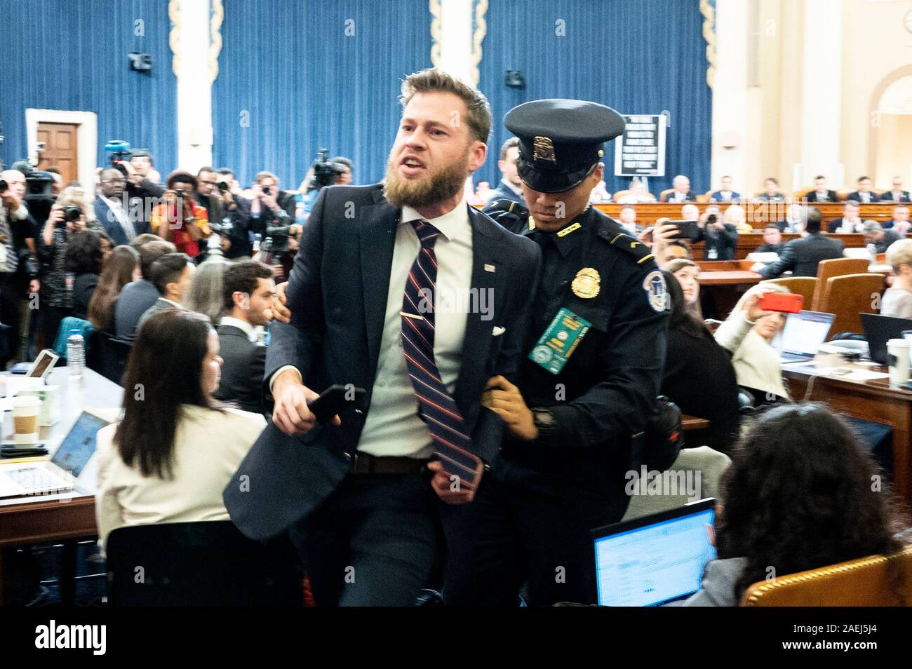 Un manifestante viene portato fuori durante una casa Comitato Giudiziario Impeachment inchiesta audizione in Washington, DC. Foto Stock