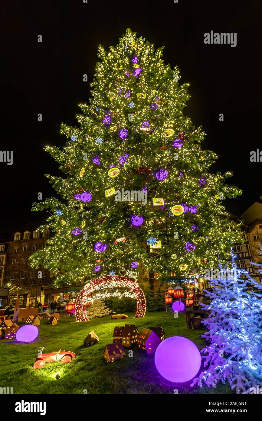 Albero di Natale presso il famoso Mercatino di Natale in Piazza Kleber, Strasburgo - Alsazia, Francia Foto Stock