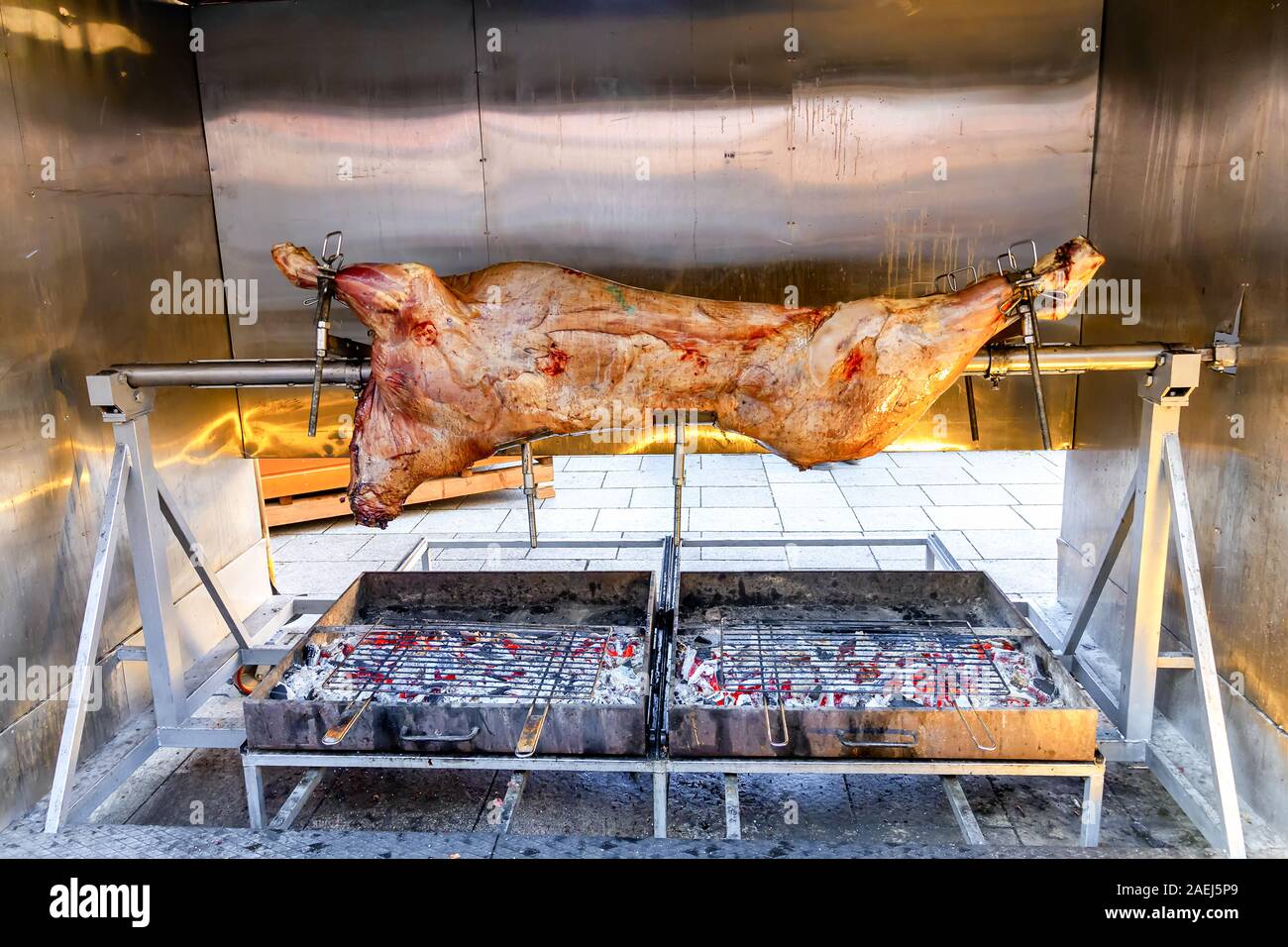 Tutta la carcassa di cervo fritte su barbecue nel mercato di Natale a Strasburgo, Francia Foto Stock