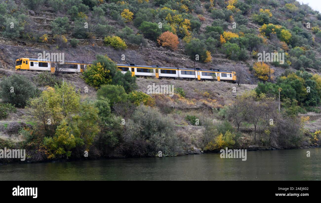 Treno turistico lo spostamento lungo il versante della montagna e del fiume Douro, Valle del Douro, Portogallo Foto Stock