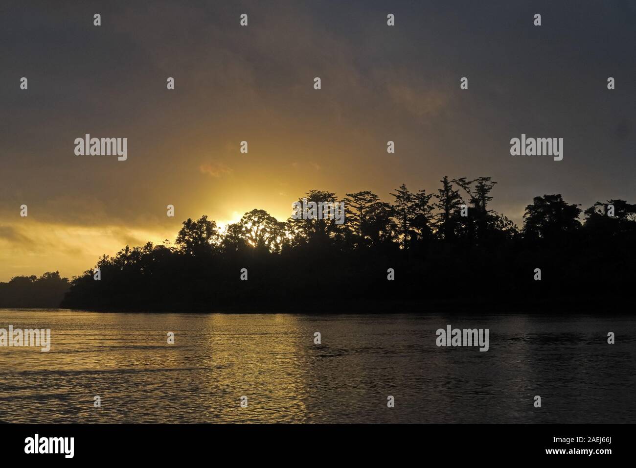 Tramonto sul fiume Fly Fly River, Papua Nuova Guinea Luglio Foto Stock