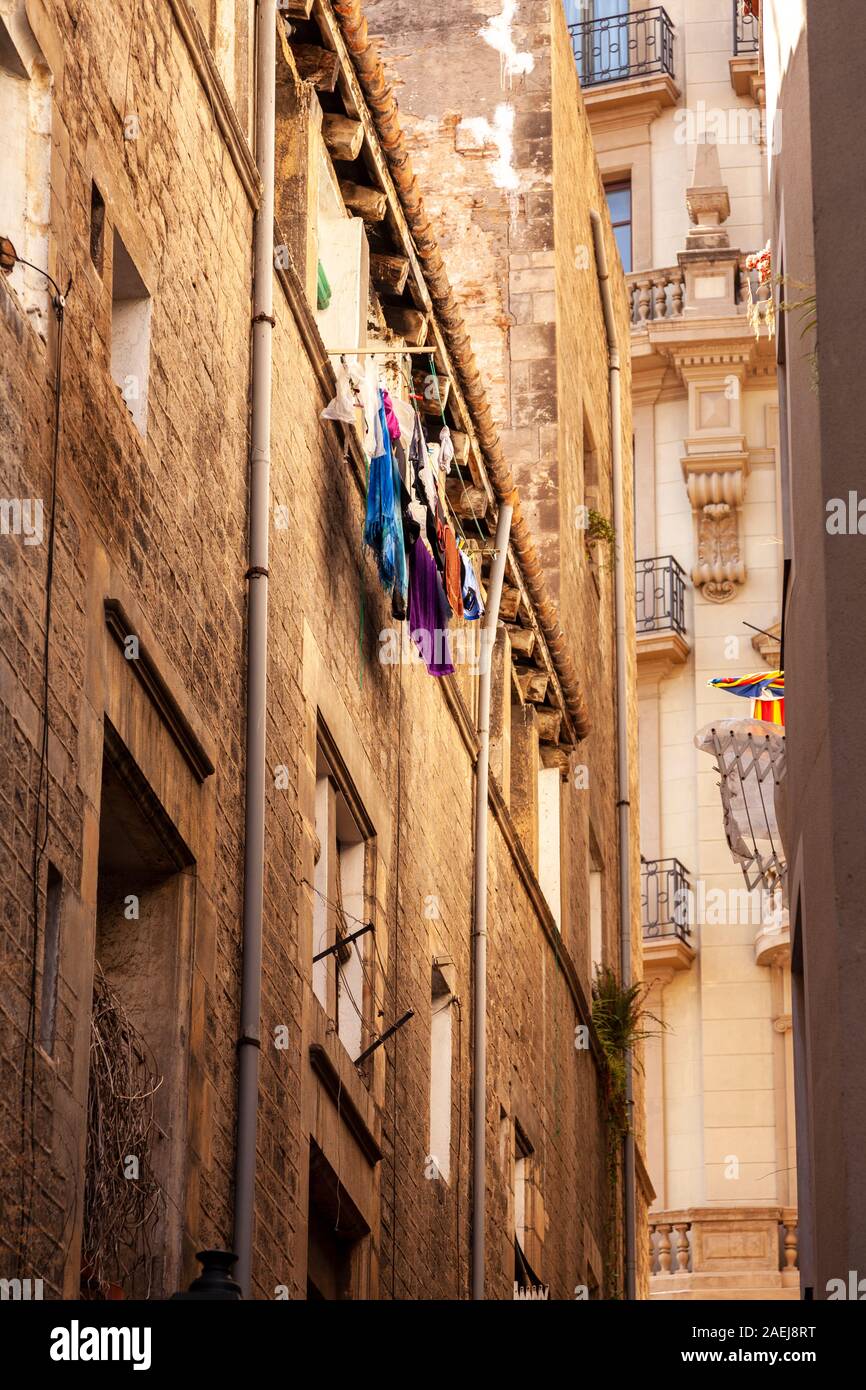 Linea di lavaggio nel quartiere Gotico di Barcellona, Spagna Foto Stock