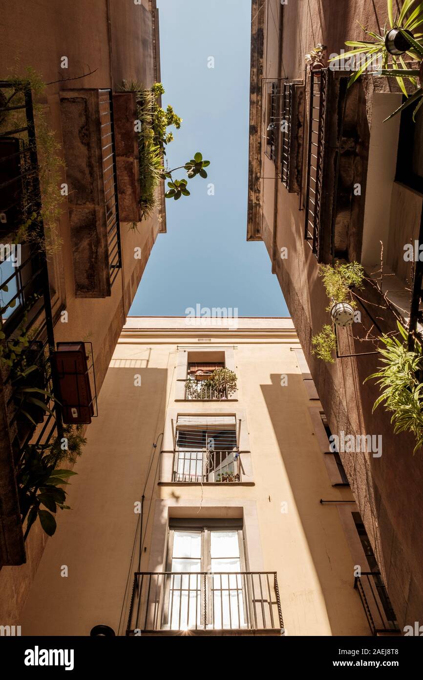 Il balcone di ogni camera nel quartiere Gotico di Barcellona, Spagna Foto Stock