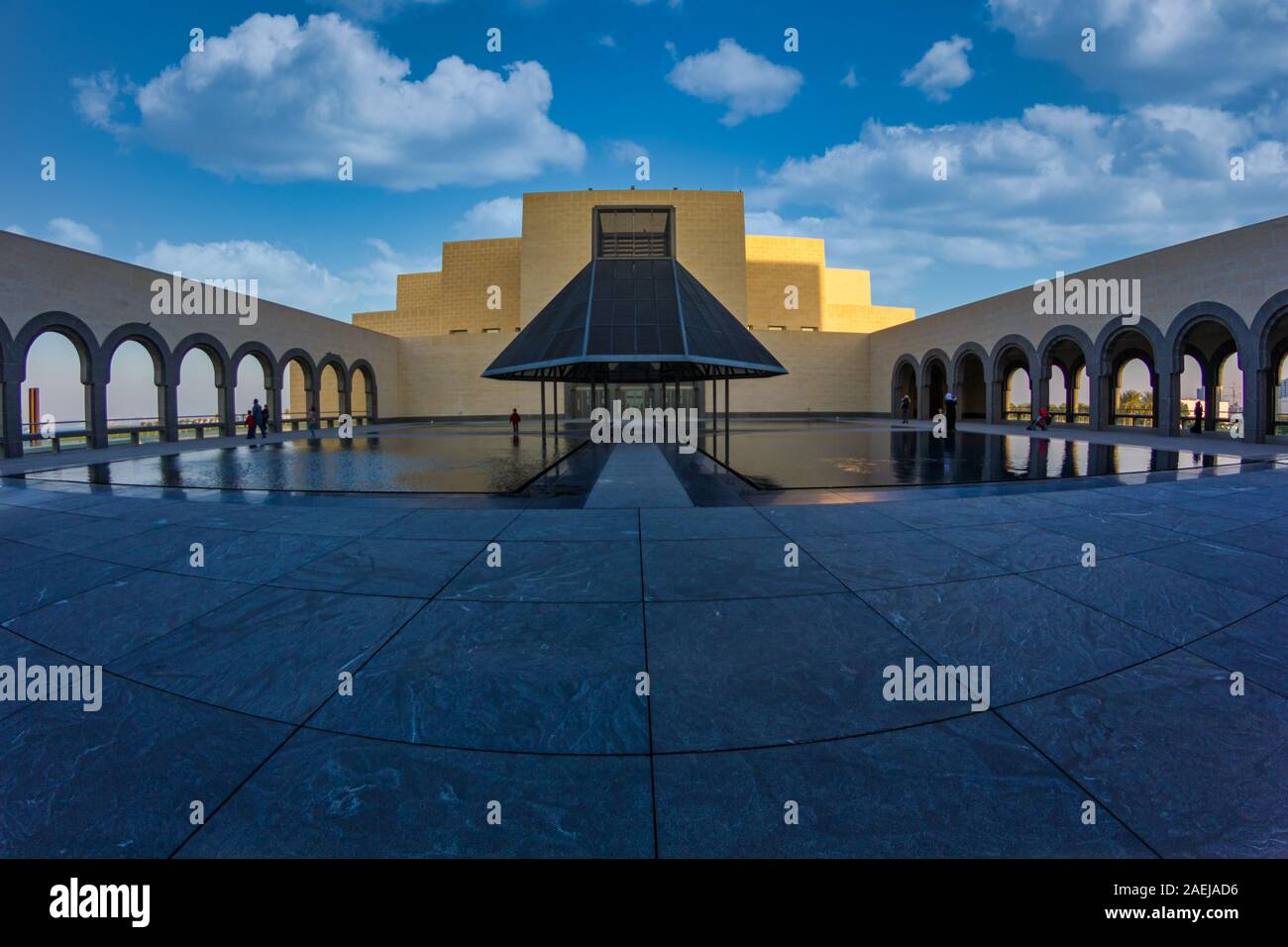 Museo d'Arte Islamica , Doha, Qatar nella luce del giorno vista interna con le nuvole nel cielo sullo sfondo Foto Stock