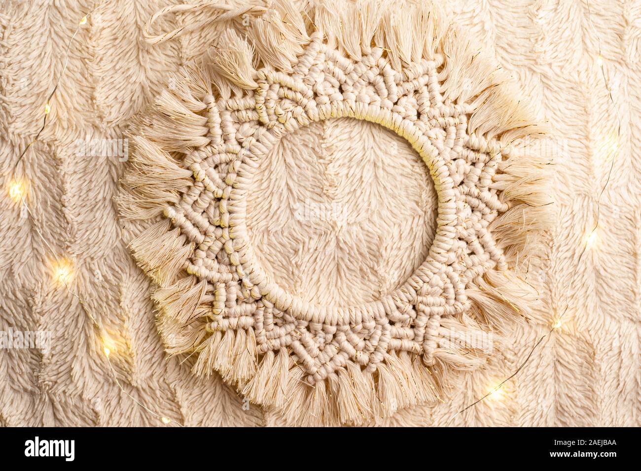 Fatte a mano cerchio macrame decorazione su pellicce artificiali. Vista dall'alto. Foto Stock