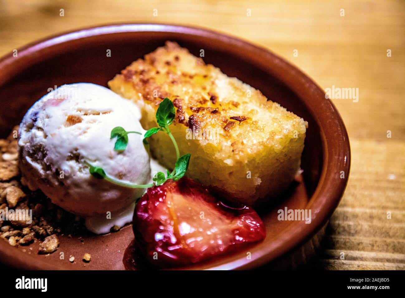 Torta di manioca con gelato e prugna a Lahpet, Shoreditch, London, Regno Unito Foto Stock