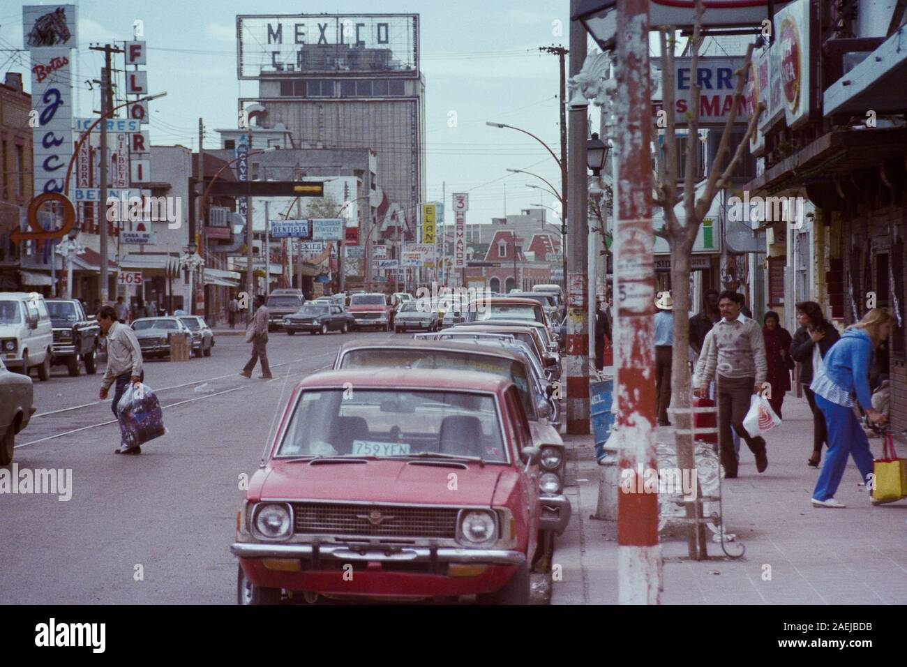 Juarez, Chihuahua, Messico - Febbraio 1986: vista archivistico degli edifici, memorizza il traffico e la vita di strada su Av. Benito Juarez vicino al confine USA in d Foto Stock