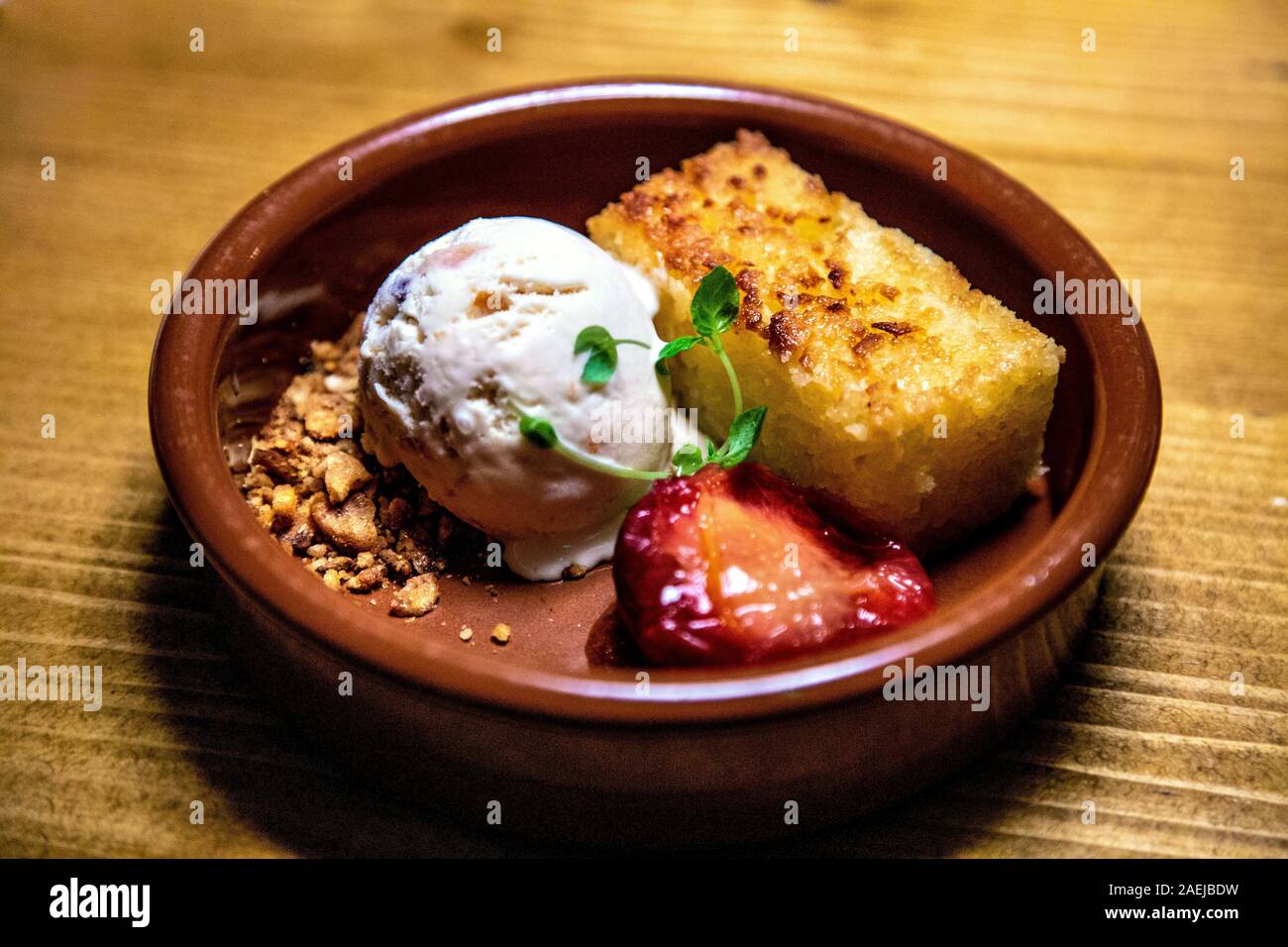 Torta di manioca con gelato e prugna a Lahpet, Shoreditch, London, Regno Unito Foto Stock